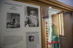 D3H6941_vetrina-dedicata-a-meloni-museo-di-canepina