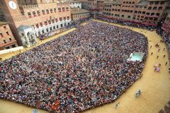 DSC_1239_piazza-del-campo-durante-il-corteo-prima-del-palio